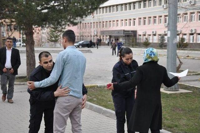 Muş’ta Biri Kadın İki Canlı Bomba Yakalandı