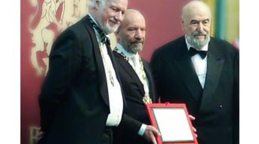 Yd&uuml; Kurucu Rekt&ouml;r&uuml; Dr. Suat İ. G&uuml;nsel&rsquo;e Queen Victoria Nişanı Verildi