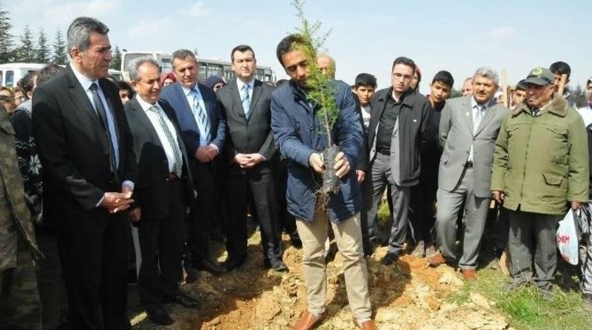 Akşehir&rsquo;de Protokol Ve &Ouml;ğrencilerden 850 Fidan