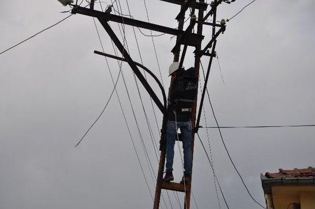 Bozüyük’te Etkili Olan Lodos Elektrik Tellerini Kopardı