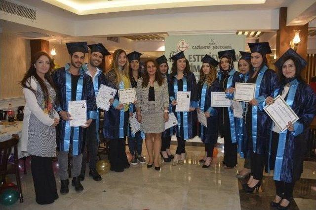 Özel İdol Estetisyenlik Eğitim Merkezi Mezunları Kep Attı 1