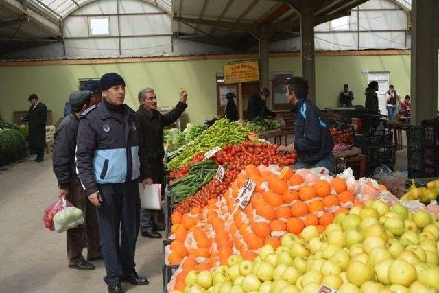 Ardahan Belediyesi Zabıta Müdürlüğü Ekipleri Halk Pazarını Denetledi