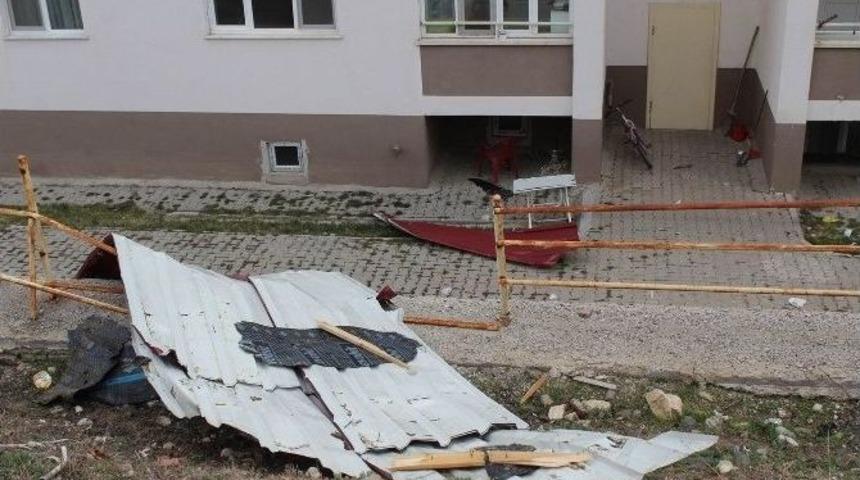 Şiddetli R&uuml;zgar &Ccedil;atıları Yerinden S&ouml;kt&uuml;