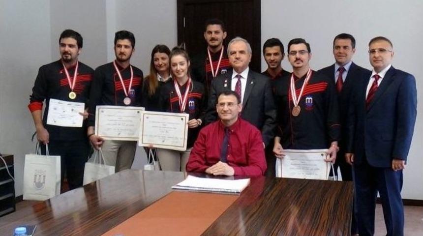 Yılın &lsquo;aşk Yemeği&rsquo; D&uuml;nya &Uuml;&ccedil;&uuml;nc&uuml;l&uuml;ğ&uuml; Getirdi