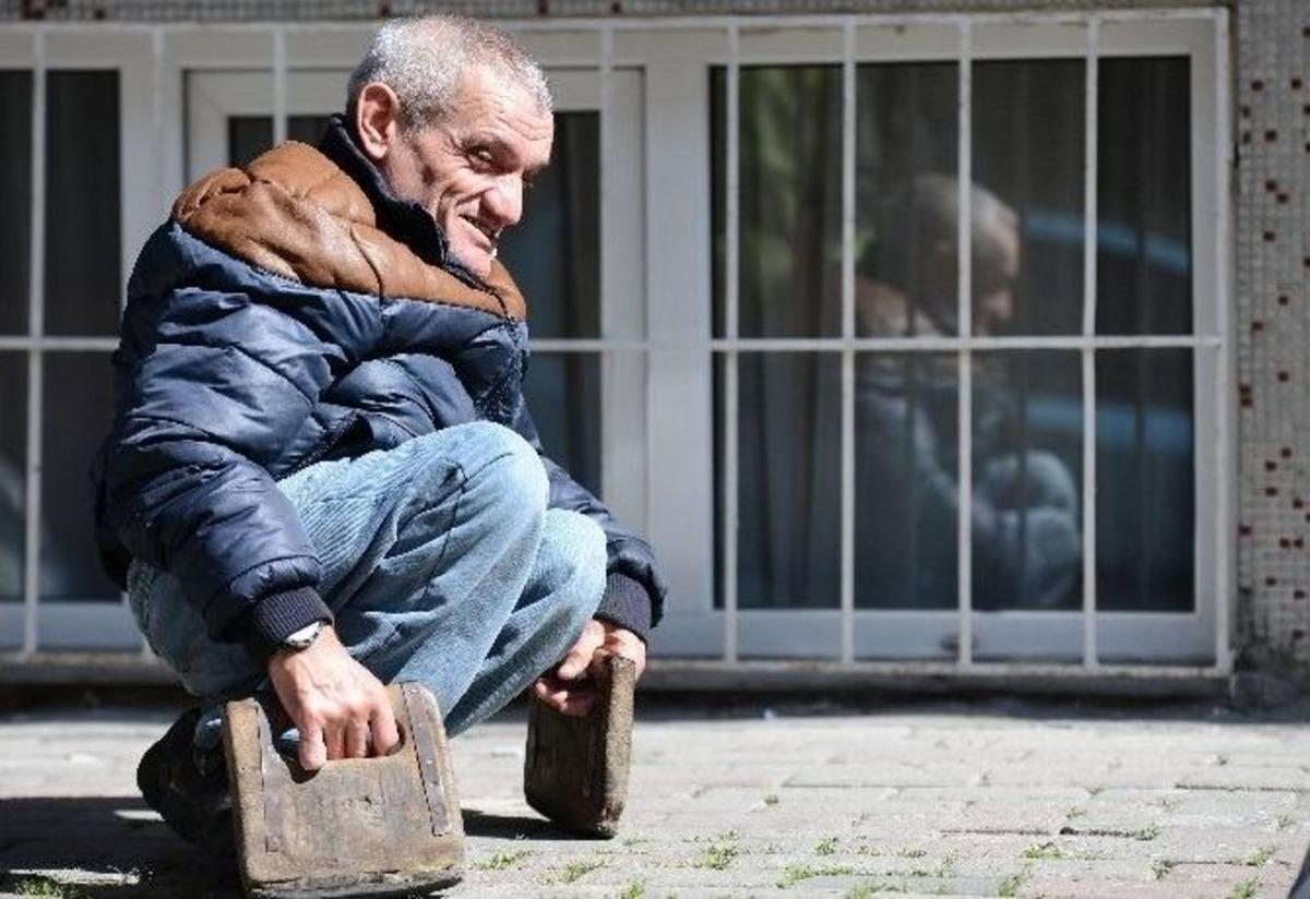 (&ouml;zel Haber) 47 Yıldır Ellerine Taktığı Tahtalarla Y&uuml;r&uuml;yor