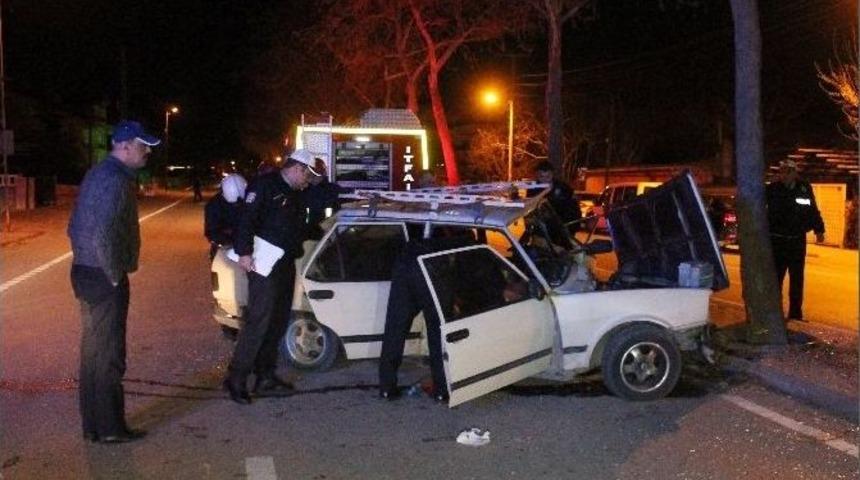 Otomobil Ağaca &Ccedil;arptı: 2 Yaralı