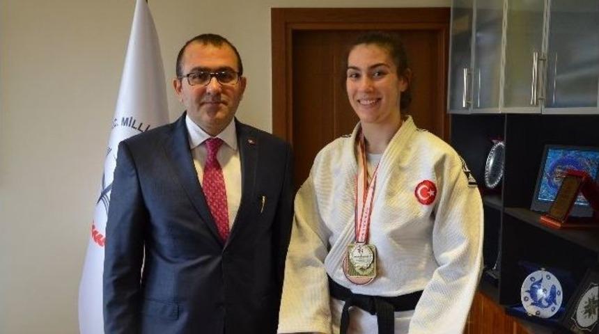 Milli Sporcu &Ouml;d&uuml;llendirildi