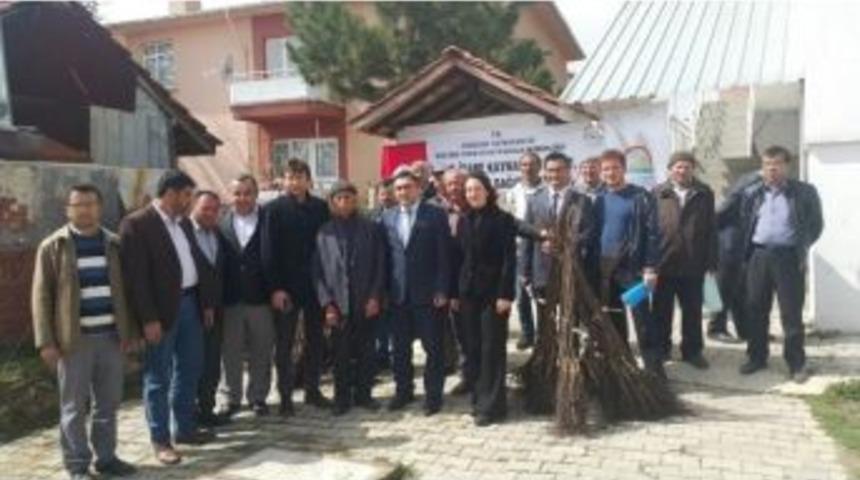 Pazarlar&rsquo;da &Uuml;cretsiz Ceviz Fidanı Ve &Ccedil;erezlik Kabak Tohumu Dağıtıldı
