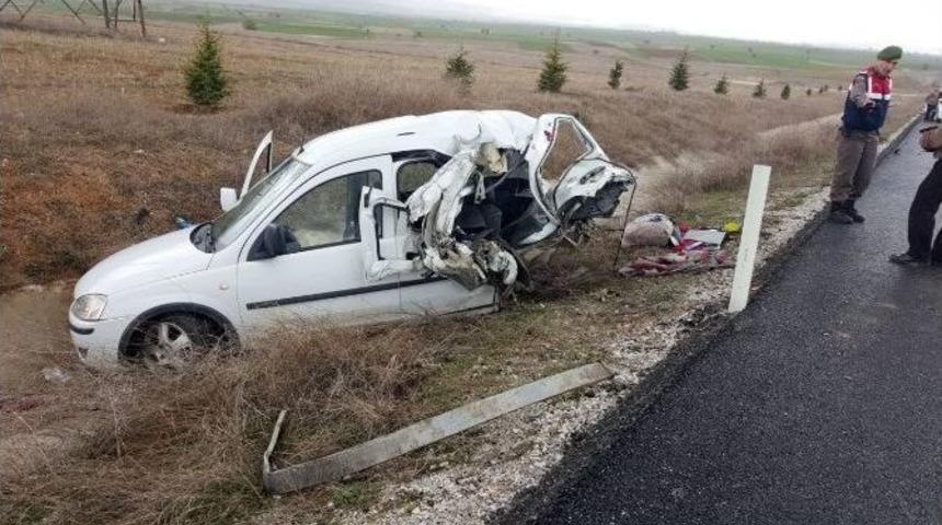 K&uuml;tahya&rsquo;da Trafik Kazası: 3 Yaralı