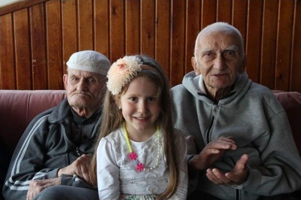 Minikler &lsquo;yaşlılara Saygı Haftası&rsquo; Kapsamında Huzurevlerini Ziyaret Etti