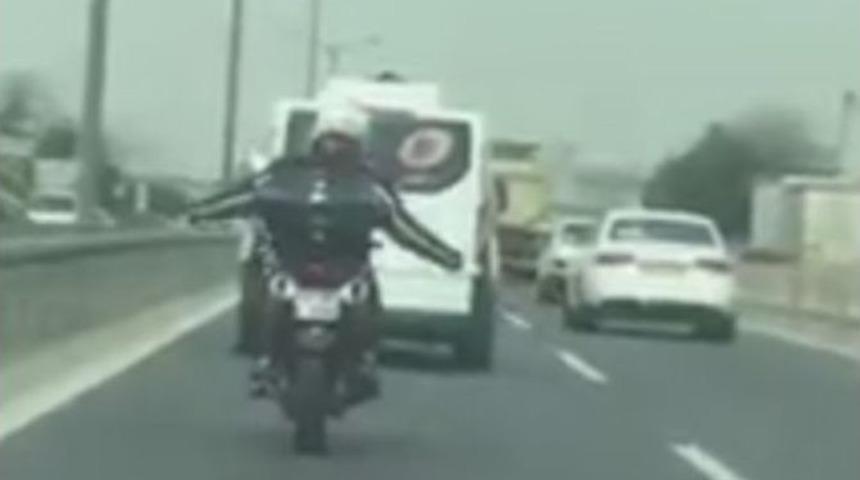 &Ccedil;ılgın Motorcu Akan Trafikte Akrobasi Yaptı