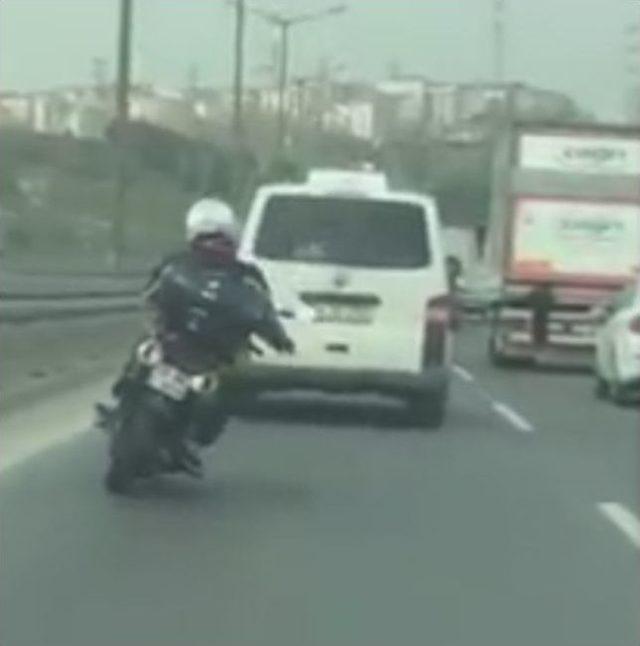 Çılgın Motorcu Akan Trafikte Akrobasi Yaptı