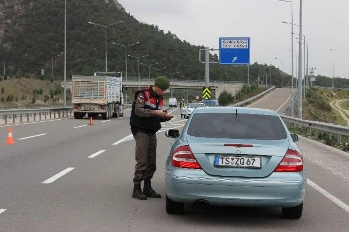 Osmaneli&rsquo;de Polis Ve Jandarma Yol Kontrollerine Devam Ediyor