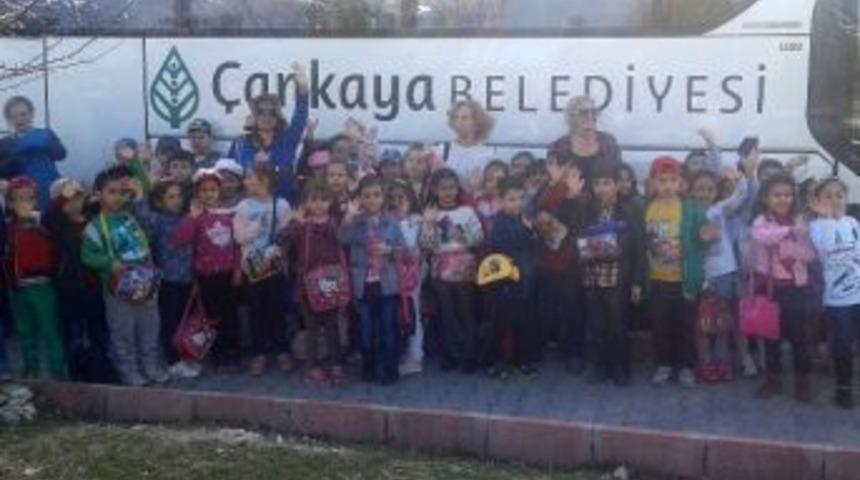 Minik Eller Fidanları Toprakla Buluşturdu