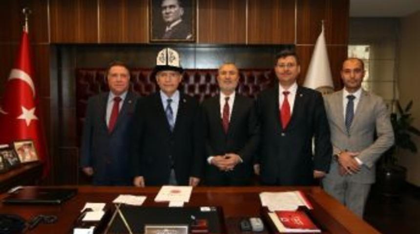 Başkan Yaşar&rsquo;a Kırgız Kalpağı