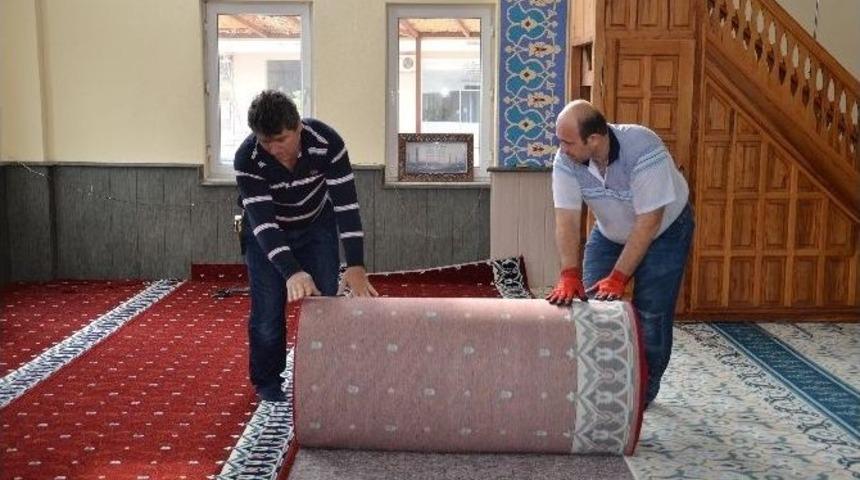 Camilerin Halıları Yenileniyor