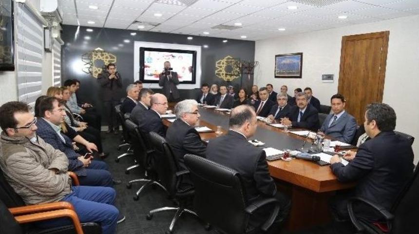 Vali D&uuml;zg&uuml;n Yılın Hekimlerine &Ouml;d&uuml;llerini Verdi