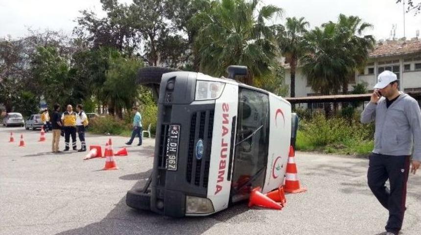 Sağlık Personeline Eğitim Verilen Ambulans Devrildi