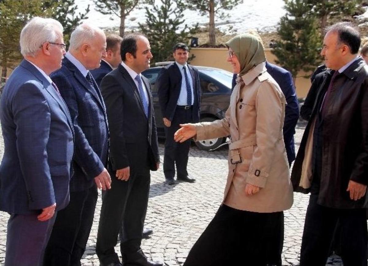 Baygınlık Ge&ccedil;iren Kadın Muhabire Bakan Ramazanoğlu İlk M&uuml;dahaleyi Yaptı