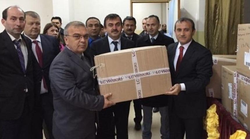 Kaymakam 2 Bin 542 &Ccedil;ocuğu Giydirdi