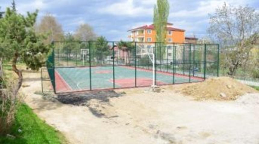 Yunus Emre Parkı&rsquo;na Yapılan Semt Sahası Tamamlandı