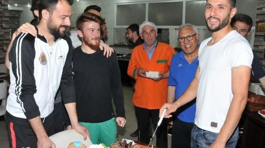 Sinan &Ouml;zkan&rsquo;a Doğum G&uuml;n&uuml; S&uuml;rprizi