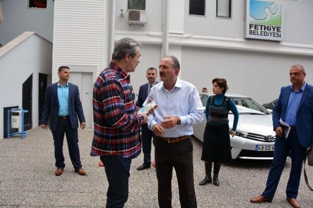 Kadir İnanır İle G&ouml;r&uuml;şen Eski Mhp&rsquo;li Başkana, Y&uuml;zlerce Takip&ccedil;isinden Eleştiri