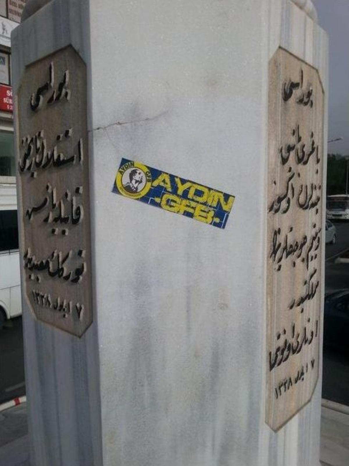 Şehitler Abidesi&rsquo;ne Yapıştırılan Sticker Emekli Albayı &Ccedil;ileden &Ccedil;ıkarttı