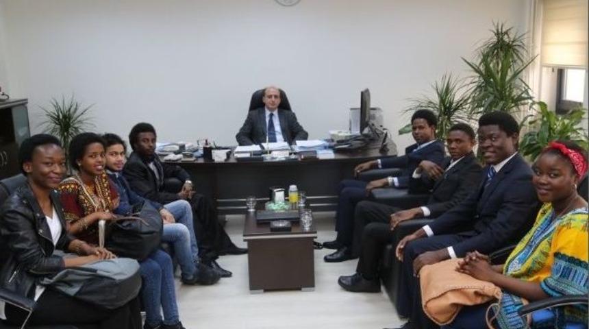 &Ouml;ğrenciler, Rekt&ouml;r G&uuml;ven İle Rekt&ouml;r Yardımcısı Apalak&rsquo;ı Ziyaret Etti