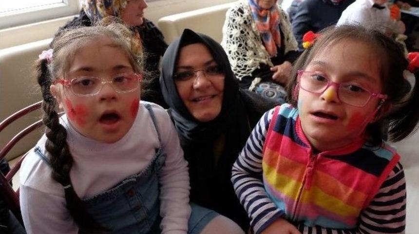 Down Sendromlu &Ccedil;ocuklardan &ldquo;renkli&rdquo; Kutlama