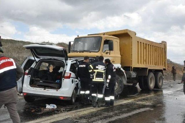 Sandıklı’da Cenaze Konvoyuna Kamyon Çarptı, 1 Ölü 2 Yaralı