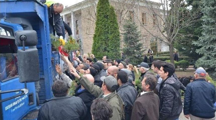 Cuma Namazı Sonrası 5 Bin Fidan Dağıtıldı
