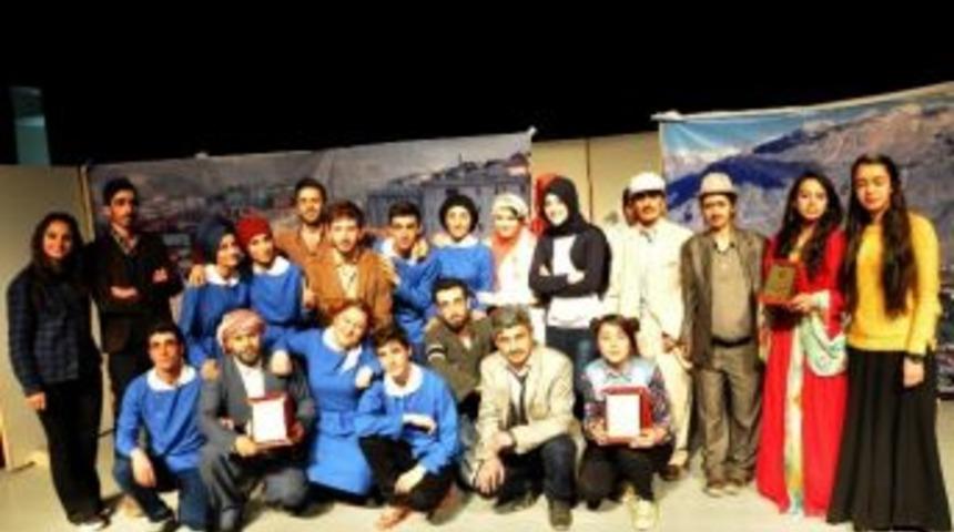 Hakkari Tiyatro Topluluğu&rsquo;ndan &Ouml;rnek Davranış