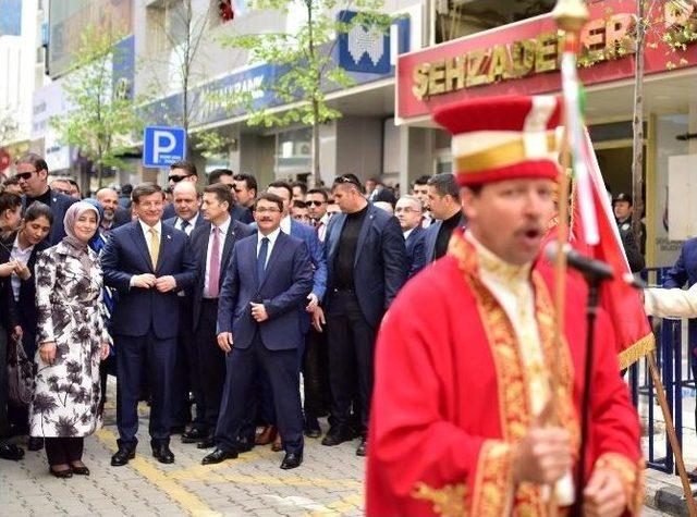 Başbakan Davutoğlu Şehzadeler’i Ziyaret Etti