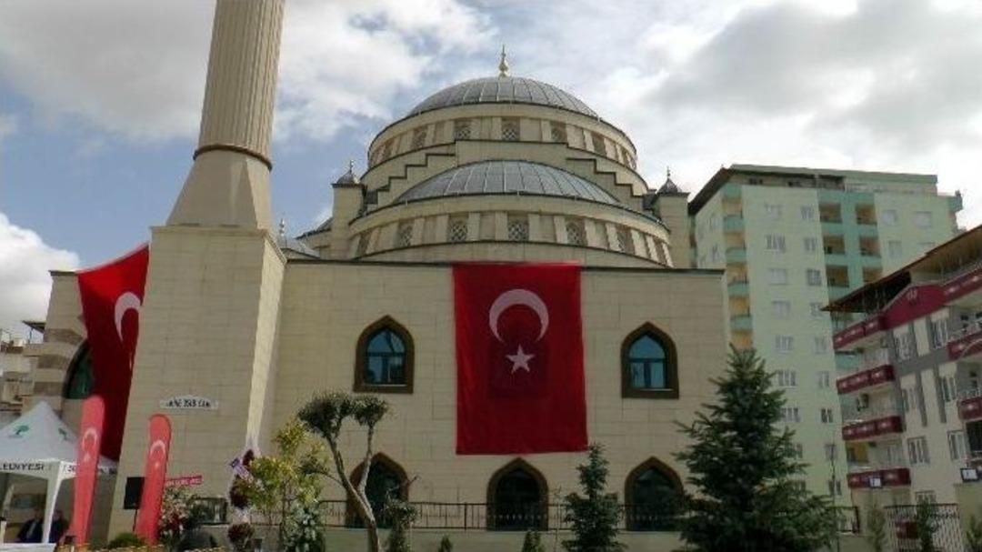 Emine Uslu Cami Yoğun İlgiyle İbadete A&ccedil;ıldı
