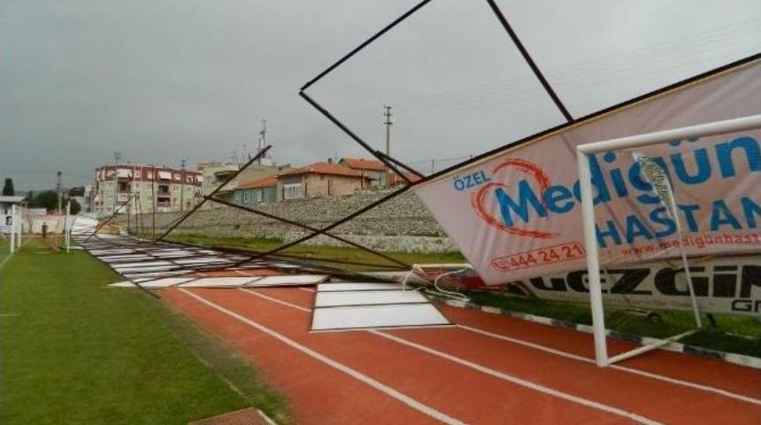 Koşu Pistine Dev Reklam Tabelaları D&uuml;şt&uuml;
