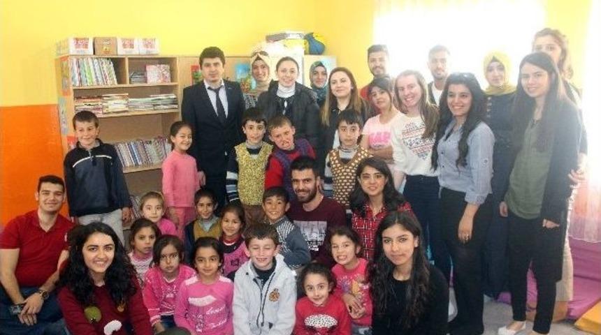 &Uuml;niversite &Ouml;ğrencilerinden İlk&ouml;ğretim Okulu &Ouml;ğrencilerine Kitap Yardımı