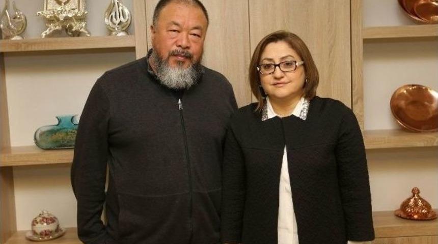 &Uuml;nl&uuml; &Ccedil;inli Y&ouml;netmen, Suriyeli G&ouml;&ccedil;menlerin Filmini &Ccedil;ekecek