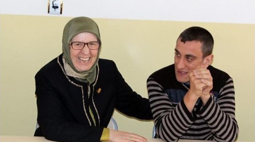 Aile Bakanı Ramazanoğlu Otizmli &Ccedil;ocuklarla Yemek Yedi