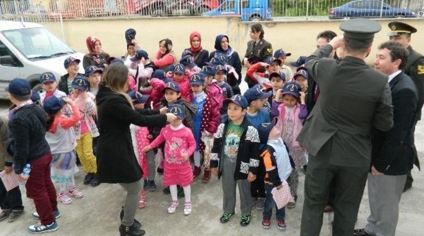 Jandarma İle &Ouml;ğrenciler El Ele