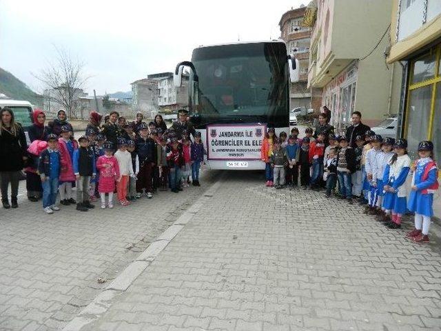 Jandarma İle &Ouml;ğrenciler El Ele 1