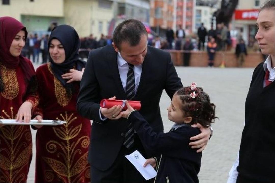 Minik Ressam&rsquo;ın Hediyesi De Resim Oldu