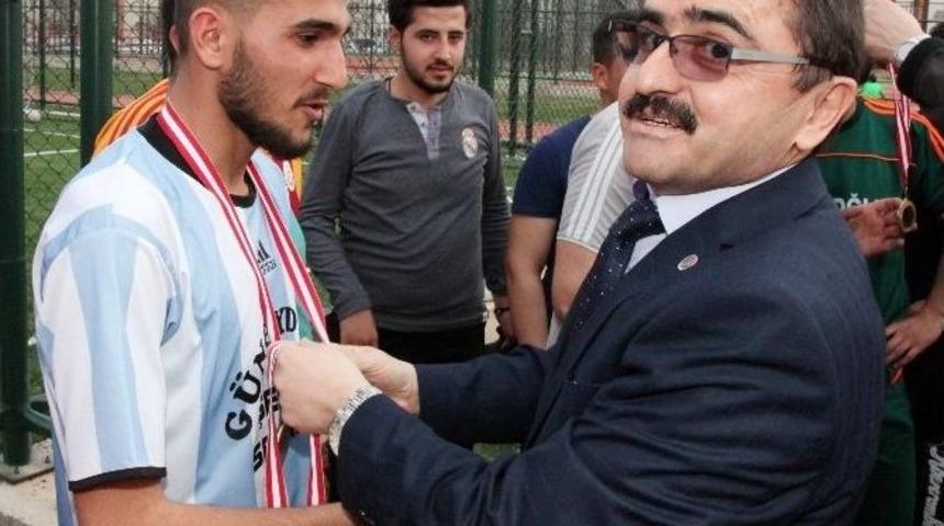 Sosyal Bilimler D&uuml;zenlediği Futbol Turnuvasında İşletme Y&ouml;netimi 1. Sınıf Şampiyon Oldu