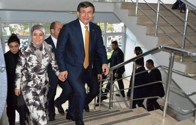 Başbakan Davutoğlu Yunusemre Belediyesi’ni Ziyaret Etti