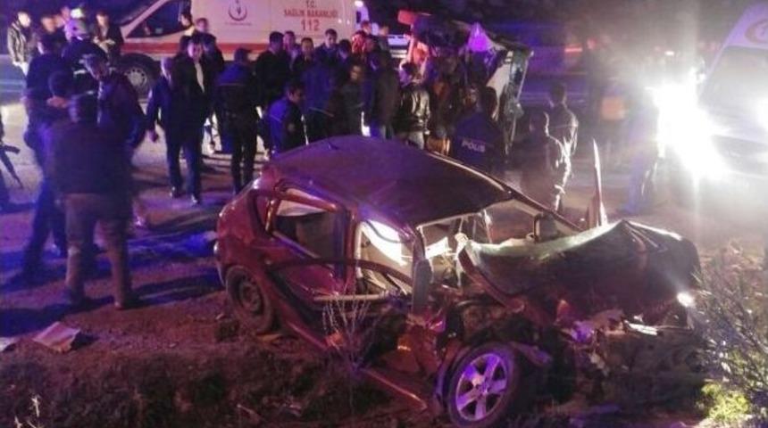 Otomobil İle Minib&uuml;s &Ccedil;arpıştı: 20 Yaralı