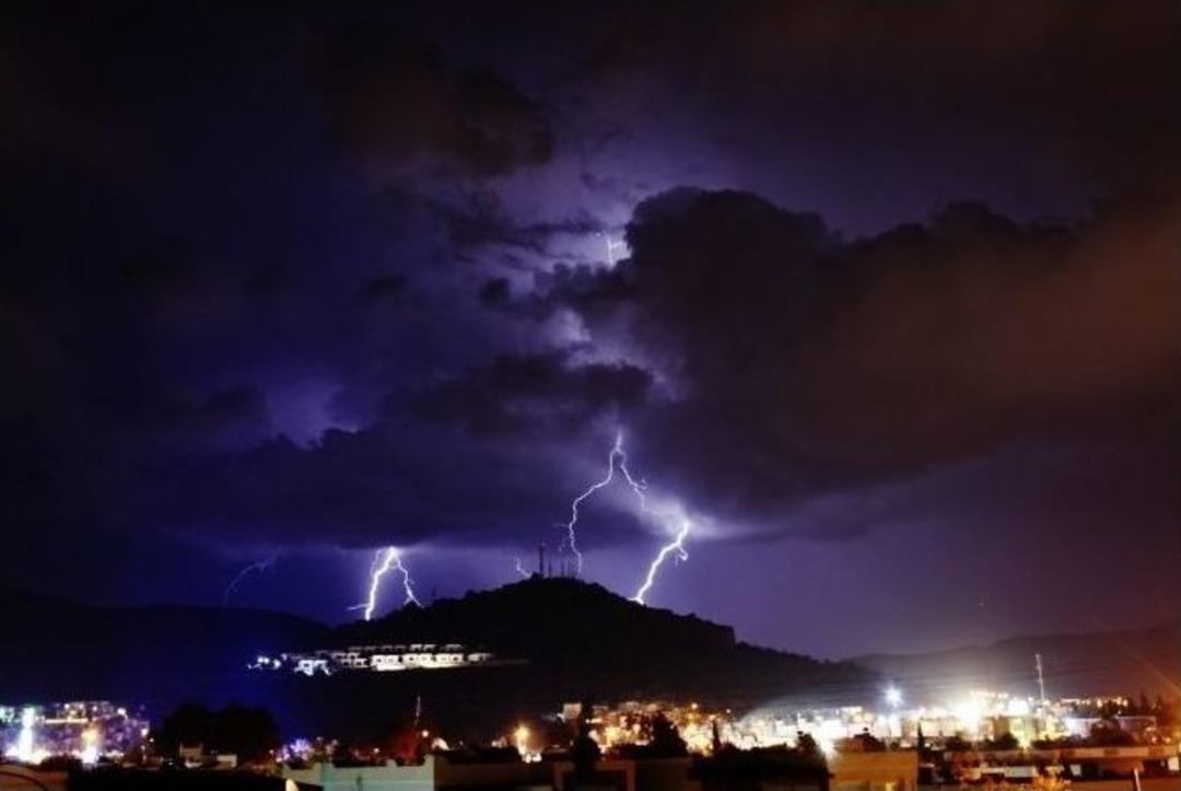 Bodrum&rsquo;da Şimşek Ve Yıldırımlar B&uuml;y&uuml;ledi