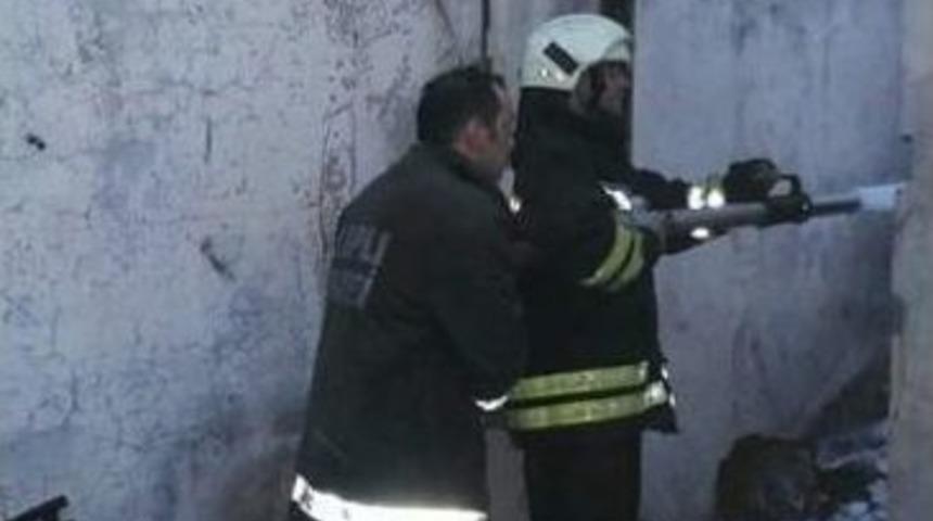 Yıldırım D&uuml;şen Evde Yangın &Ccedil;ıktı