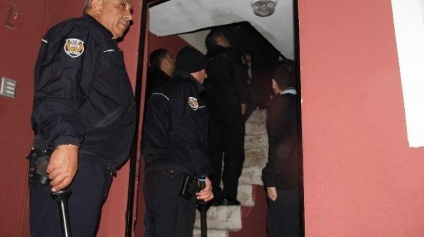 Uyuşturucu Bağımlısı, Eşini Ve Kızını Keserle Rehin Aldı