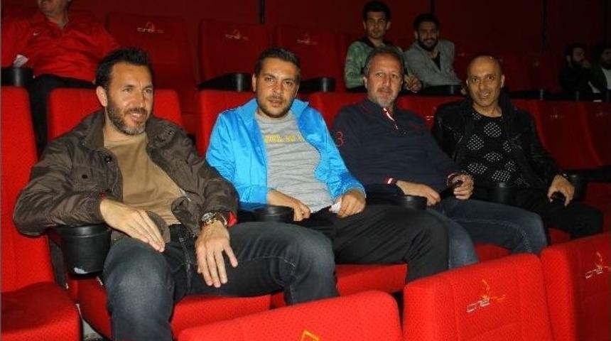 Manisasporlu Futbolcular Forum Magnesia&rsquo;da Sinema Keyfi Yaşadı