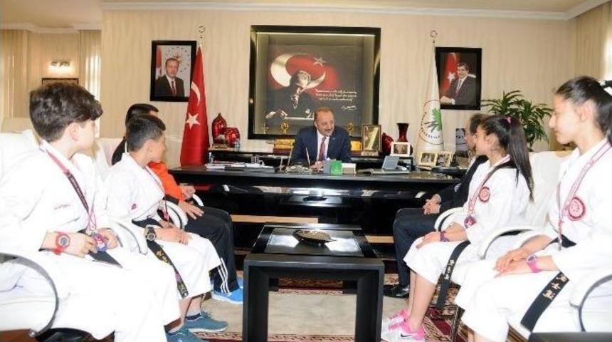 Başarılı Sporculardan Akg&uuml;l&rsquo;e Ziyaret